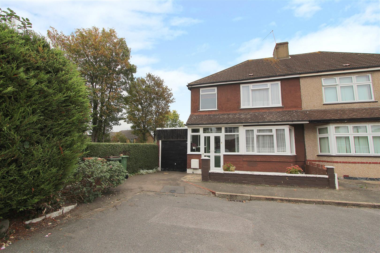 3 bed property in Kingswood Way, Wallington